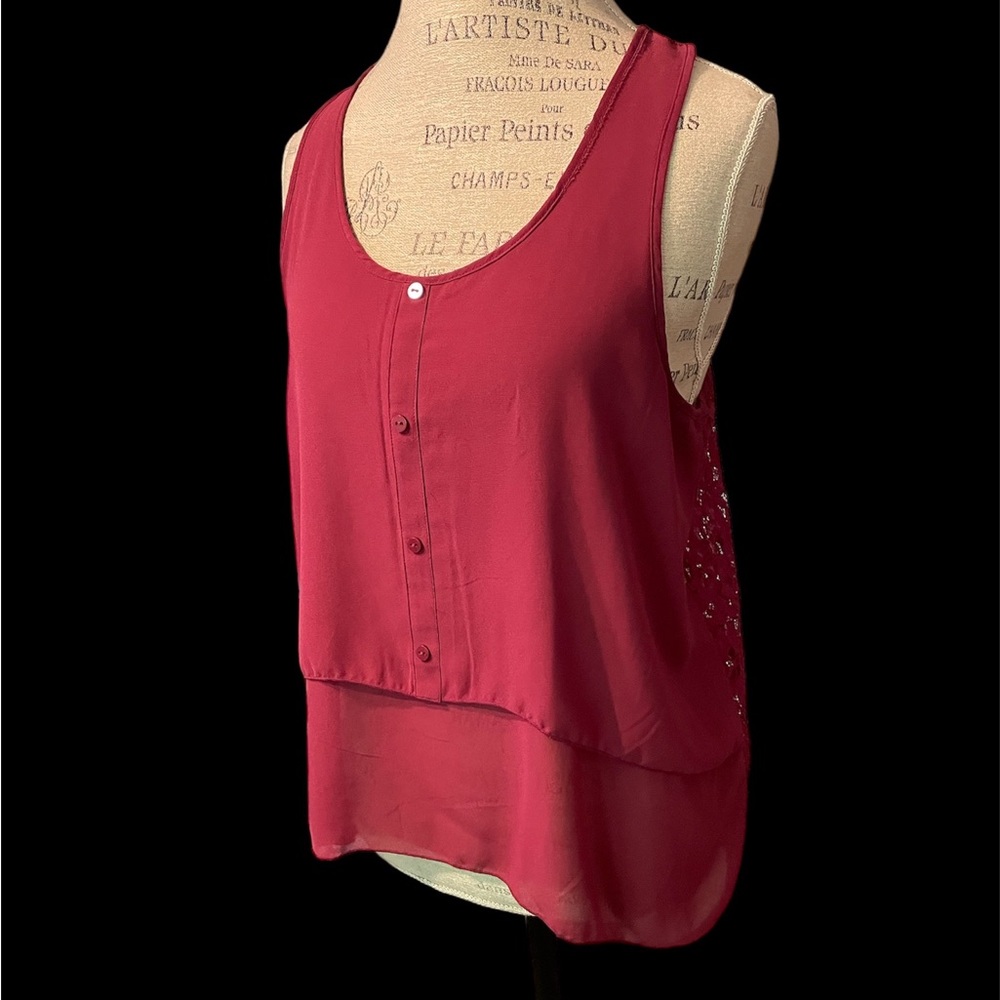 Sleeveless layered blouse w/lace back